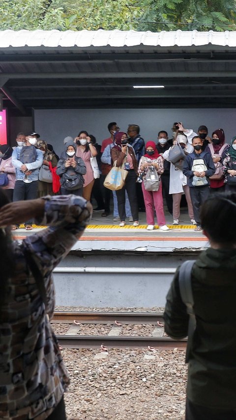 Coba Bunuh Diri, Seorang Pria Lompat Saat Kereta Melintas di Stasiun Depok Lama