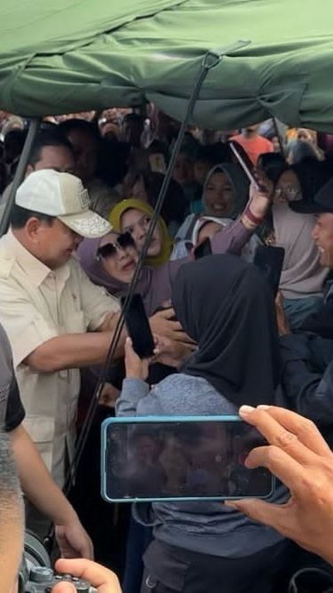 Massa Teriak Sambut Kedatangan Prabowo di Posko Evakuasi Marapi: Pak Gemoy Mau foto!
