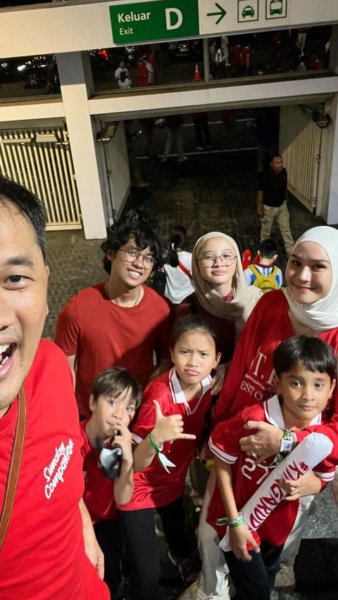 Momen Zaskia Adya Mecca Nonton Indonesia Vs Argentina di GBK, Kumpul Keluarga