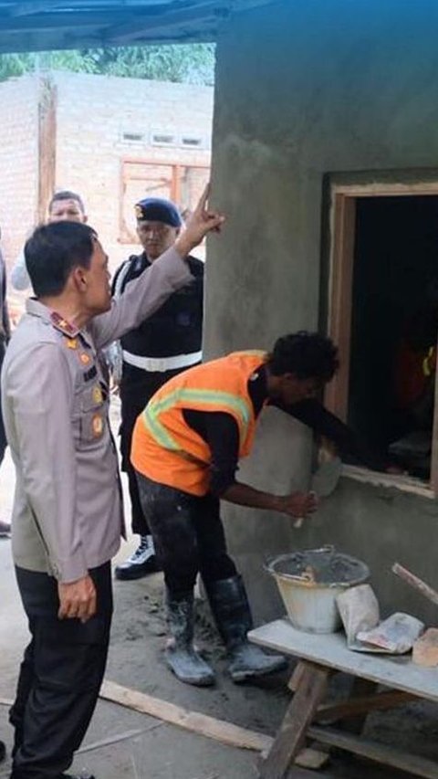 Penuh Haru, Kisah Pak Saleh Mendapat Rumah Layak Huni Setelah Bekerja 36 Tahun di Polda Riau