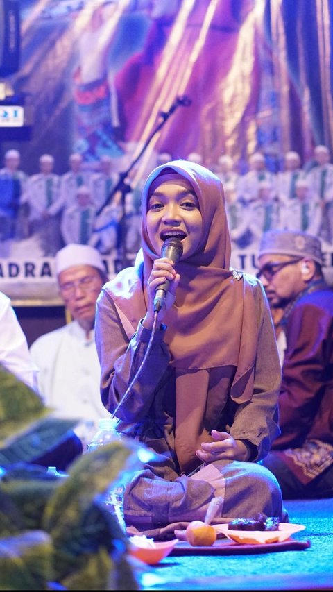 The Charm of Ning Umi Laila, a Young Preacher Whose Smile Soothes the Hearts of Congregants