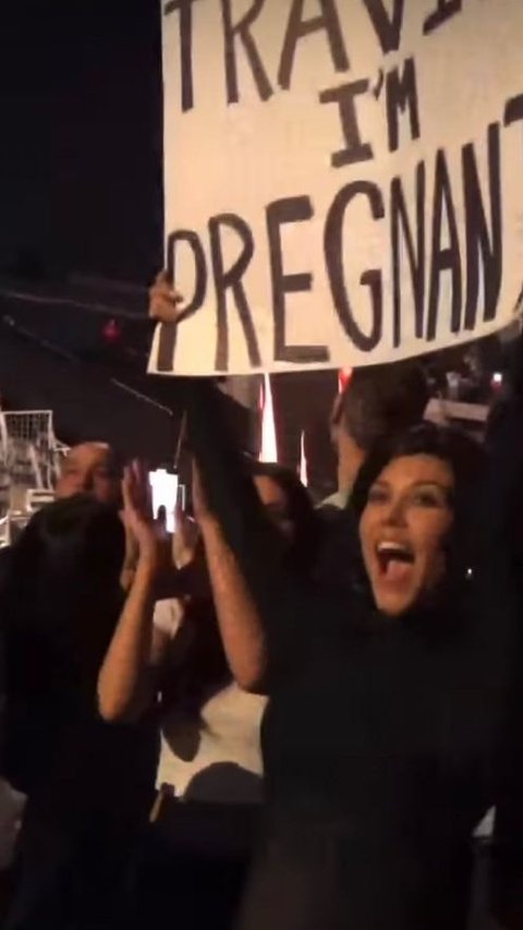 Kourtney Kardashian Announced She's Pregnant At Boyfriend Travis Barker's Concert