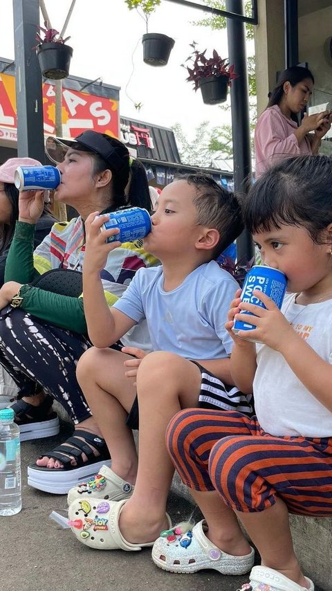 Hobi Hang Out Bareng Cucu, Intip Momen Viens Tasman Bersama Xabiru dan Chava