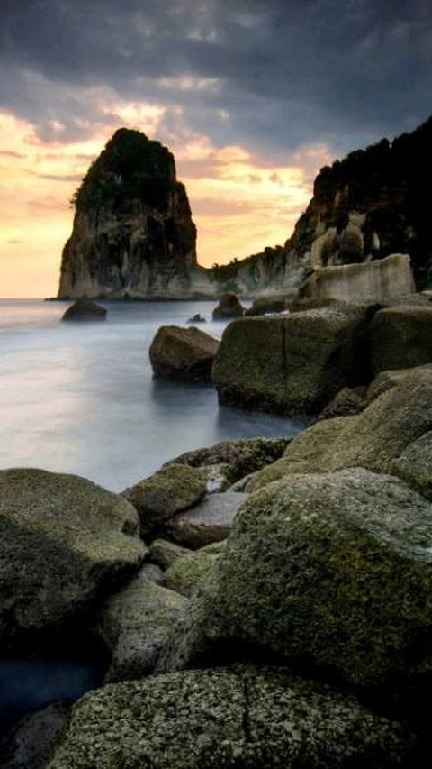 Mengunjungi Pantai Pangasan di Pacitan, Surganya Para Peselancar