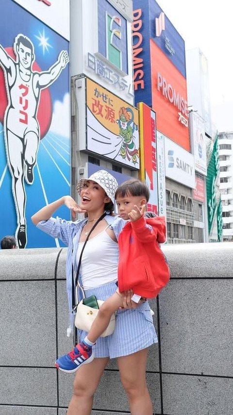 Intip Keseruan Keluarga Ayu Dewi Liburan di Jepang, Si Bontot Kalap Borong Spiderman