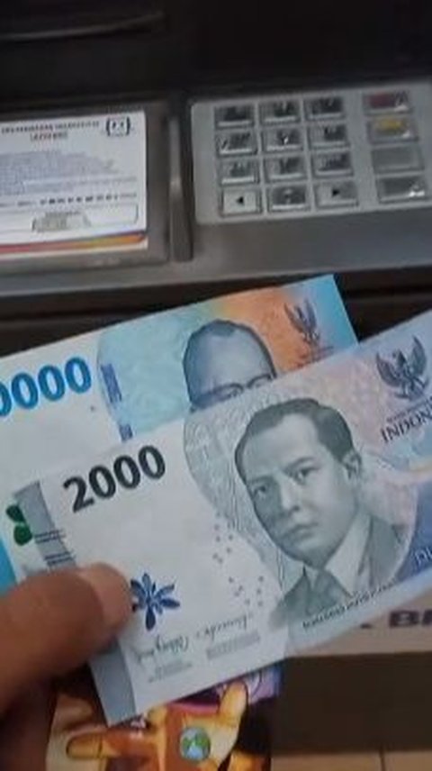 Viral Video Pria Tarik Uang di ATM Rp 100 Ribu,  Keluarnya Malah Rp 52 Ribu