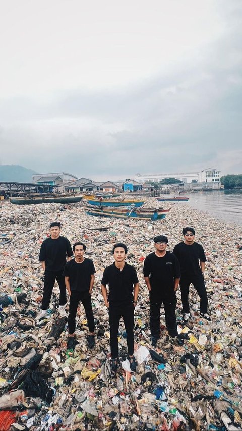 Ada di Lampung, Ini Momen Pandawara Group Bersihkan Pantai Terkotor Kedua di Indonesia