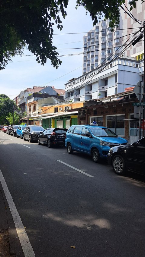 Menengok Parkir Liar Caplok Bahu Jalan Depan Rumah Makan di Cikini