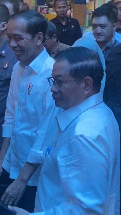 Momen Jokowi dan Ridwan Kamil Blusukan di Pasar Cihapit Bandung
