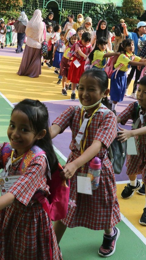 FOTO: Ragam Ekspresi Lucu Murid Baru Jalani Masa Pengenalan Lingkungan Sekolah Dasar, Ada yang Ceria hingga Cemberut
