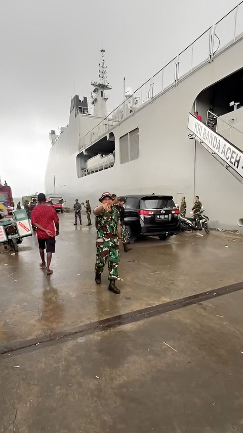 Momen Prajurit TNI AD Telusuri Kapal Perang TNI AL, Tirukan Suara Klakson ‘Duiiit’