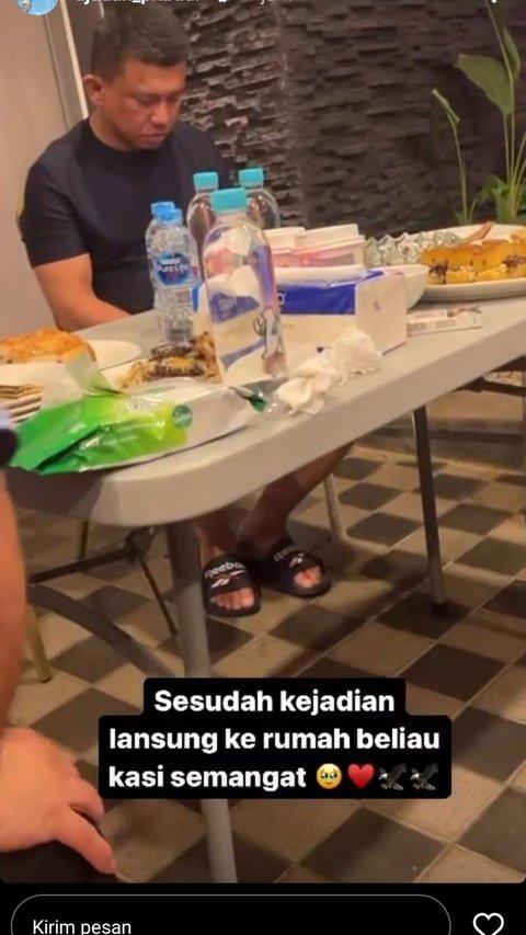 Viral Foto Ferdy Sambo Tengah Duduk Santai di Rumah, Cek Faktanya