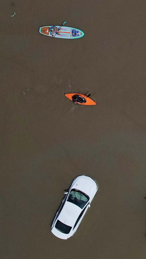 FOTO: Banjir Parah Terjang Vermont AS, Jalanan Jadi Sungai hingga Ratusan Rumah dan Mobil Terendam