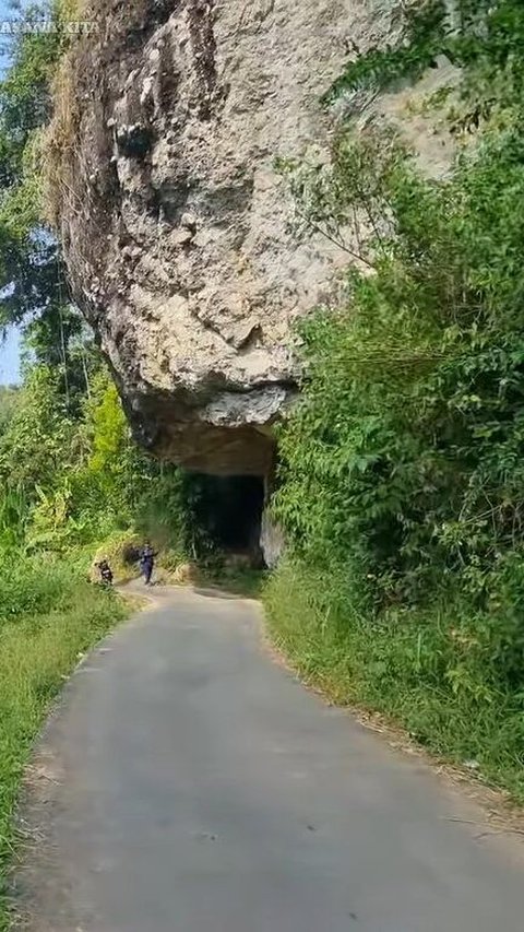 Uniknya Batu Raksasa Gantung di Jalur Pantai Garut, Jadi Langganan  Spot Foto