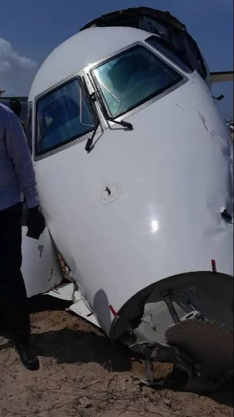 Momen Mengerikan Pesawat Komersil Tergelincir di Somalia, Tabrak Pagar Bandara Sampai Kokpit Hancur