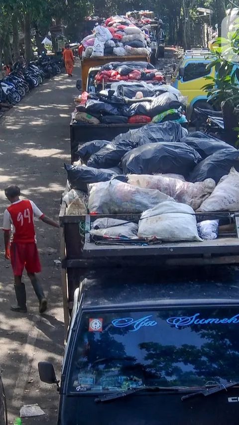 TPA Cipayung Penuh, Truk Pengangkut Sampah Harus Antre hingga Belasan Jam