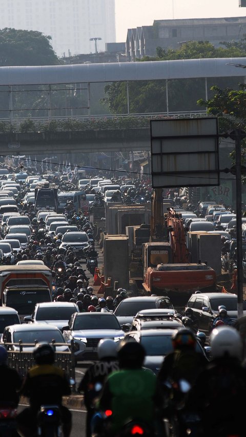 FOTO: Proyek Drainase Bikin Jalan Kyai Haji Abdullah Syafei Macet Parah