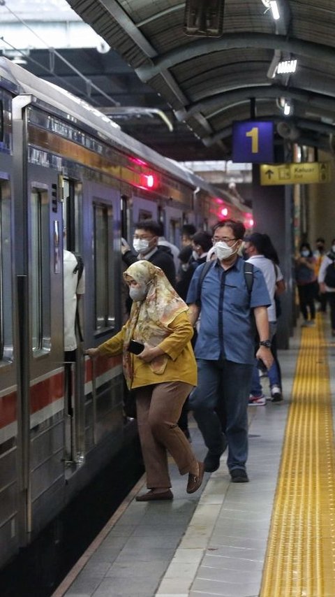 Viral Seorang Wanita Kepleset di Celah Peron Stasiun Sudirman, KAI Commuter: Kami Mohon Maaf