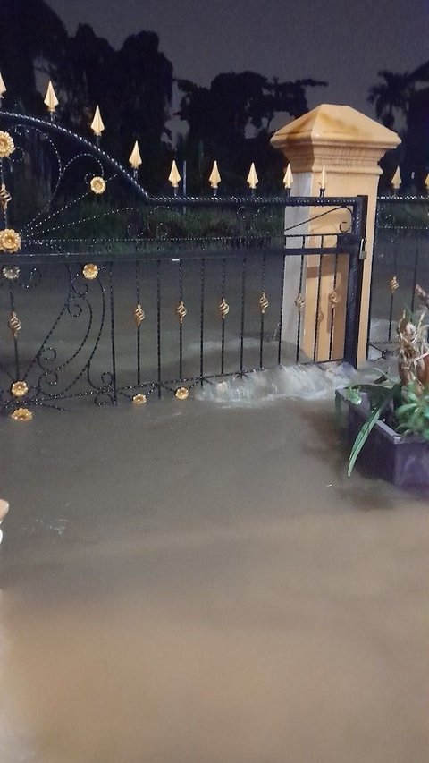 Hujan Tak Kunjung Reda, Kota Padang Terendam Banjir