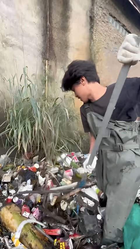 Pemuda Inspiratif Bersihkan Sungai dari Tumpukan Sampah, Temukan Barang Harga Jutaan