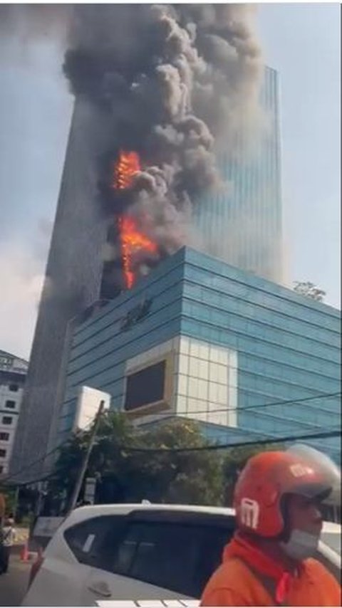 Video Kebakaran Menara K-Link Jakarta, Api Lahap Bagian Tengah Gedung