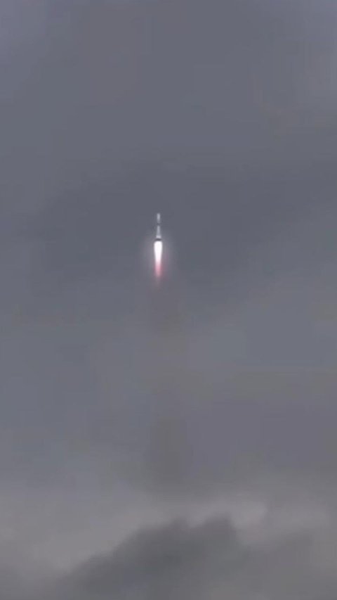 Foto Mengerikannya Kilatan Petir di Atas Langit, Ada yang Terlihat Menyambar Roket