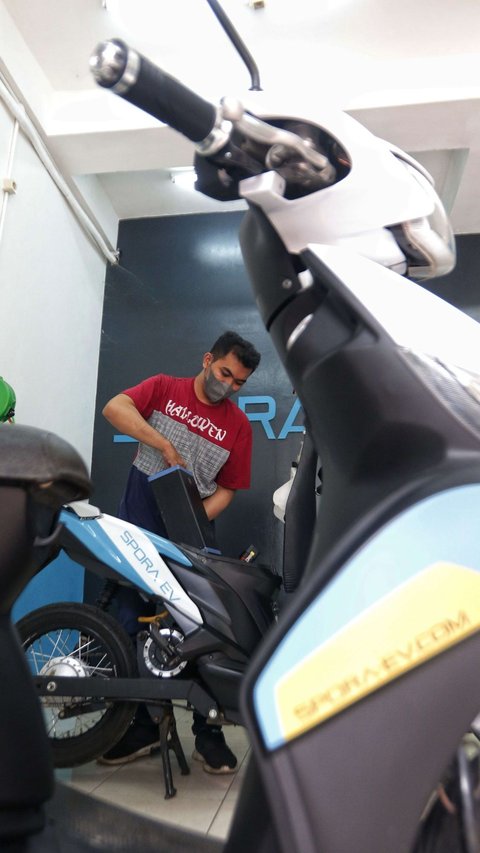 Pangkas Konsumsi BBM, Danamon Sediakan Puluhan Sepeda Motor Listrik untuk Disewa Karyawan