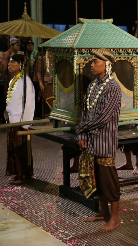 Kirab Malam 1 Suro di Mangkunegaran dan Keraton Surakarta Beda Hari, Ini Penjelasannya