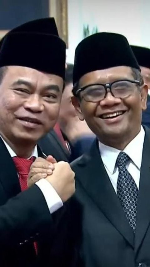 VIDEO: Senyum Lebar Budi Arie 'Projo' Dilantik Jokowi Jadi Menkominfo, Salam Komando ke Mahfud