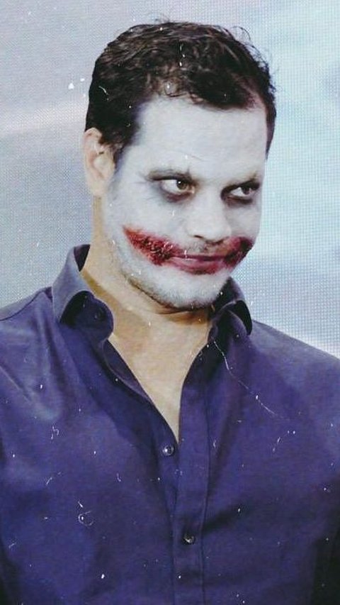 The Figure of Joker in This Photo is a Former Husband of a Famous Artist, Now an Actor, Can You Guess?