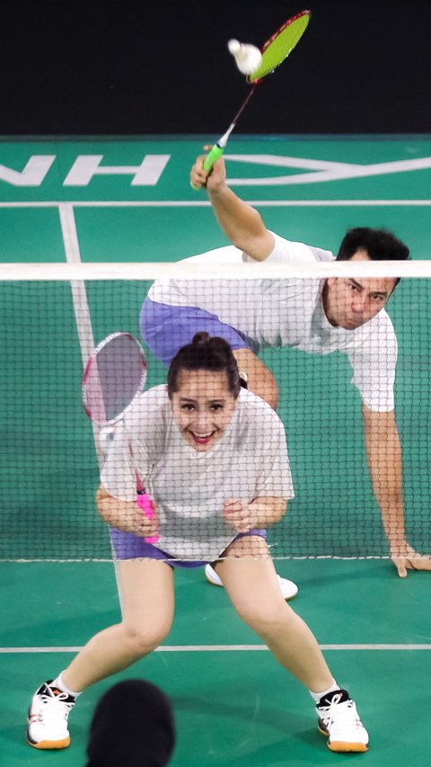 FOTO: Jatuh Bangun Gaya Pasangan Raffi-Gigi saat Tanding Bulu Tangkis di Turnamen Olahraga Selebriti Indonesia