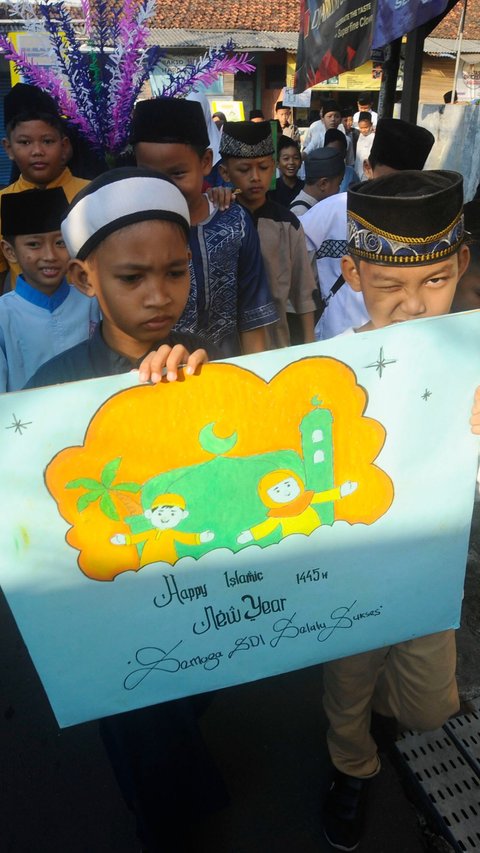 FOTO: Antusiasme Siswa SD di Depok Pawai Sambut Tahun Baru Islam 1 Muharram 1445 Hijriah