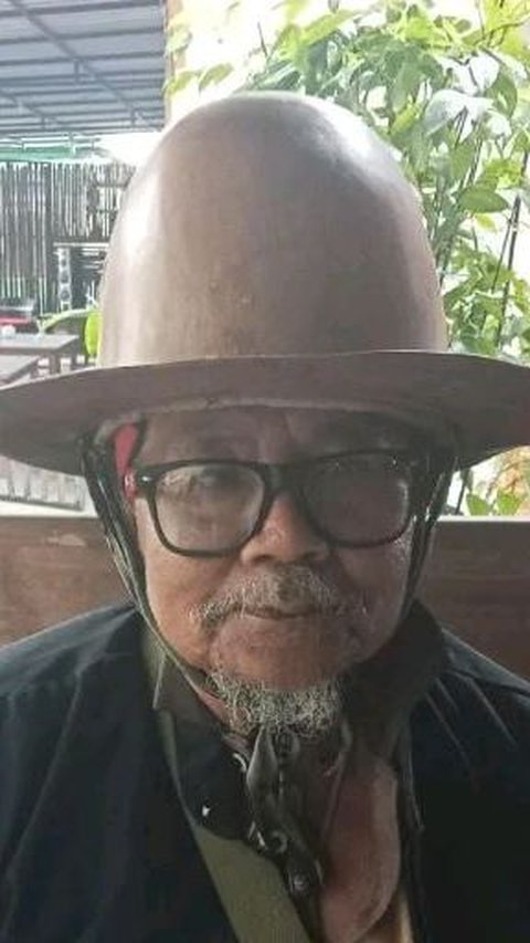 Kisah Mbah Sugiyarno dari Blora, 40 Tahun Kenakan Topi Berbahan Kayu Jati