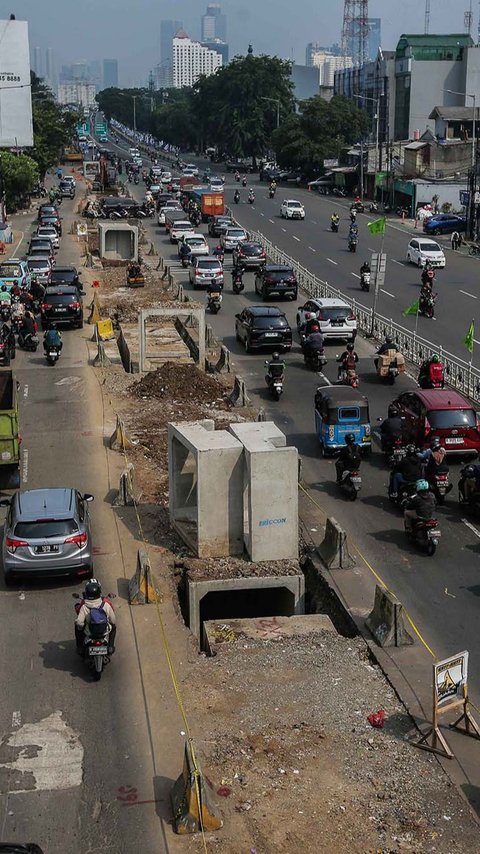 FOTO: Bikin Macet, Proyek Drainase Sepanjang 2.400 Meter di Jakarta Selatan Ditargetkan Tuntas November 2023