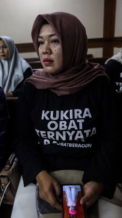 FOTO: Wajah Kecewa Solihah saat Sidang Gugatan Korban Gangguan Ginjal Ditunda karena Alasan Administrasi