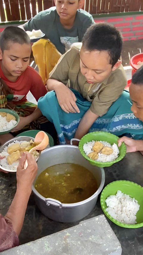 Momen Para Santri Makan di Pondok Pesantren, Suasananya Serasa di Karen's Diner