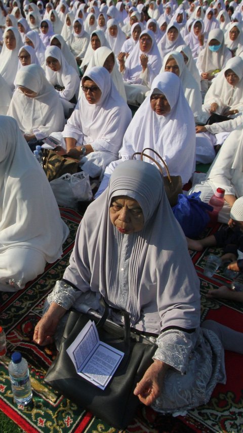 FOTO: Peringatan 1 Muharram 1445 Hijriah, Umat Muslim Khusyuk Berdoa dan Dzikir Bersama di Lapangan Manunggal Bogor Barat