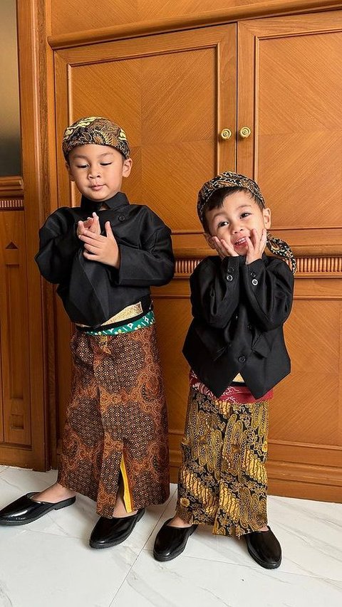 Lucu! 10 Potret Kiano dan Kenzo Anak Baim Wong Kenakan Pakaian Tradisional, Penampilannya Bak Pangeran