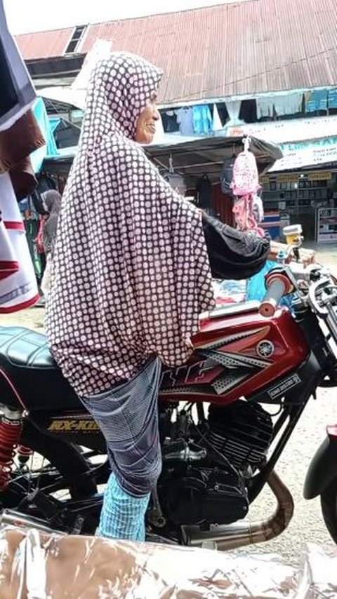 Gahar, Wanita Ini ke Pasar Pakai Motor RX-KING 'Bukan Nenek Sembarangan'