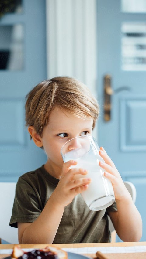 8 Manfaat Minum Susu Sebelum Tidur untuk Anak, Bantu Si Kecil Rileks dan Tidur Nyenyak