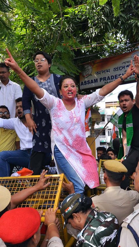 FOTO: Aksi Perempuan India Protes Kasus Wanita Ditelanjangi dan Diperkosa Massal di Manipur