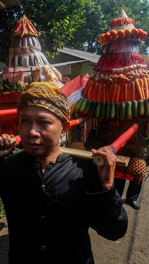 FOTO: Tradisi Sedekah Bumi, Ratusan Warga di Bogor Berebut Gunungan Hasil Panen