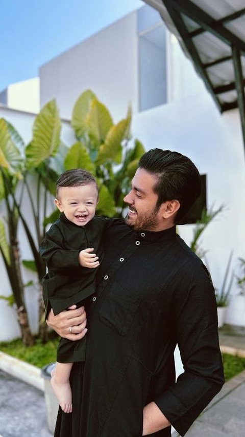 Ganteng! 10 Foto Terbaru Baby Arash Putra Faradilla Yoshi Kini Menginjak 1 Tahun Lebih, Netizen 'Bule Banget'