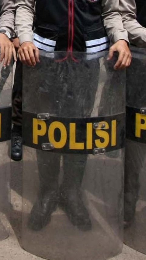 Momen Romantis Pasutri Sama-sama Polisi, Suami Kecup Manis Istri Naik Pangkat di Depan Komandan