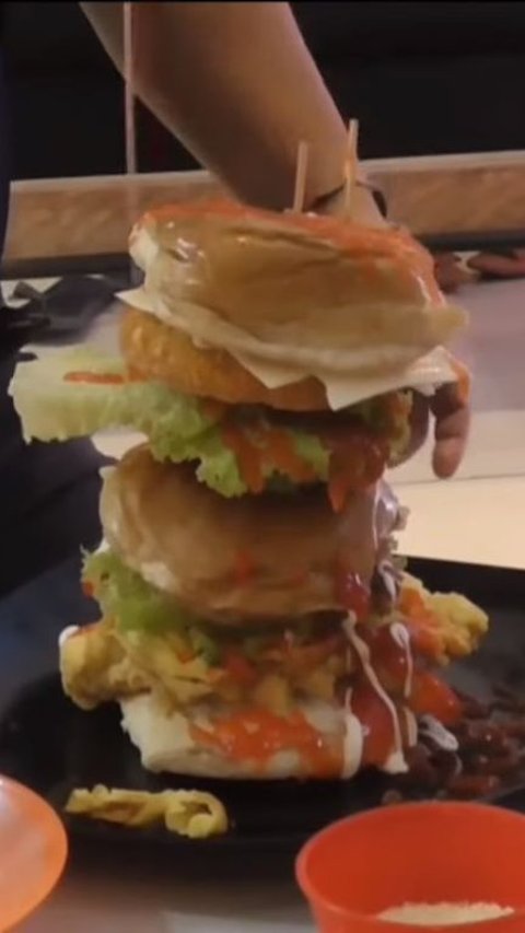 Disajikan Setinggi 25 Cm, Burger Unik di Labuhanbatu Utara Ini Punya Sensasi Beda