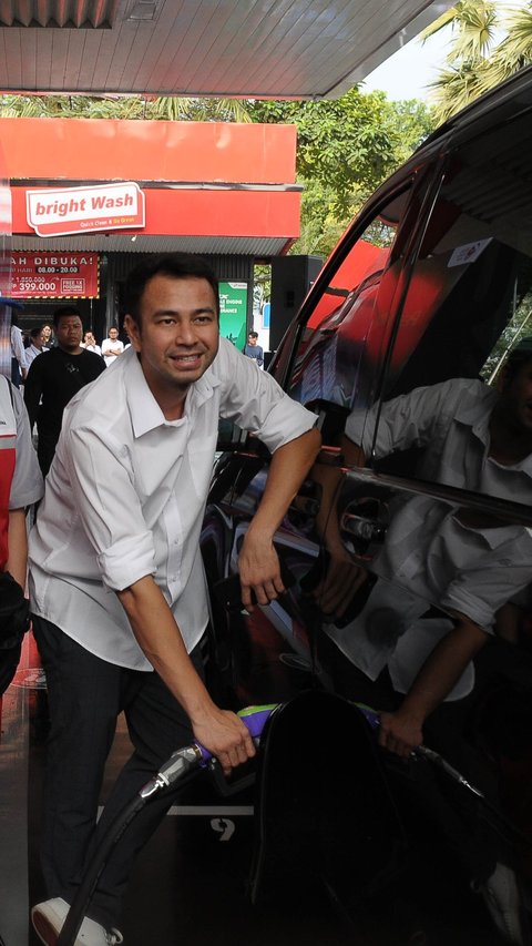FOTO: Gaya Sultan Raffi Ahmad Isi Bensin Sendiri dan Jadi Pembeli Pertama BBM Pertamax Green 95