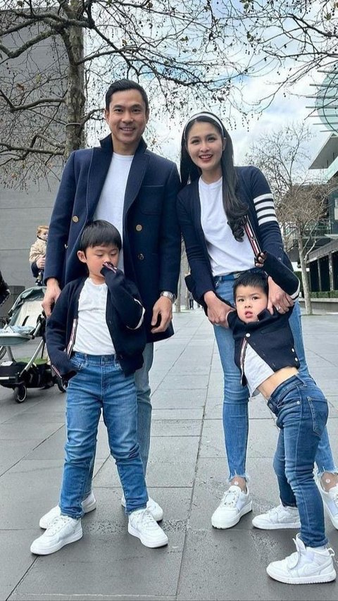 Realita Foto Keluarga Sandra Dewi di Australia, Netizen 'Rempong Aja Cakep'