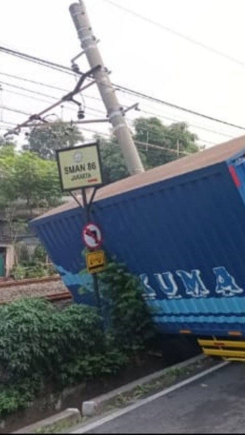 Tiang Listrik Aliran Atas Ditabrak Truk Dibereskan, Perjalanan KRL Tanah Abang-Rangkasbitung Kembali Normal