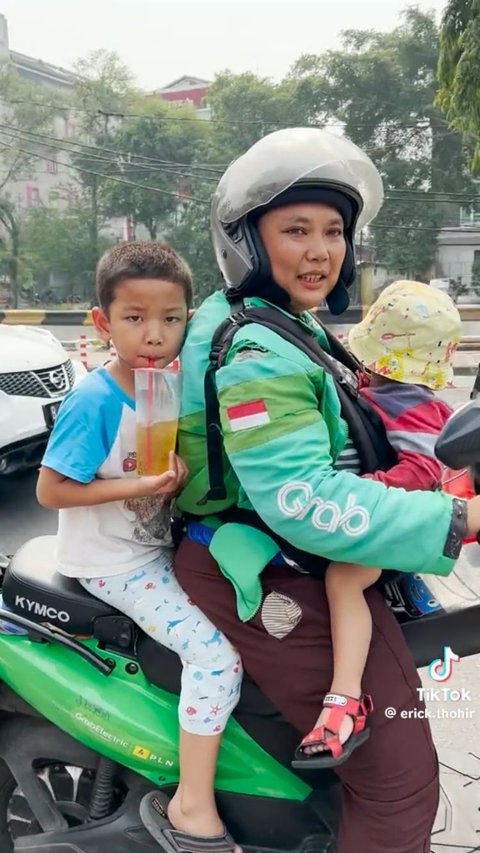 Momen Driver Ojol Wanita yang Bawa Dua Anaknya Ngojek Bertemu Erick Thohir, Dapat Hadiah Motor