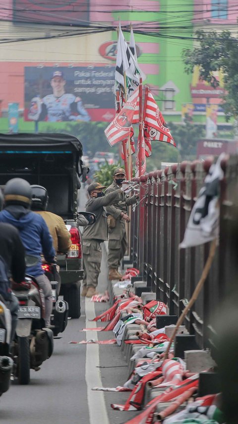 FOTO: Penertiban Alat Peraga Parpol, Satpol PP Copoti Bendera Partai Politik di Jalan Raya Jakarta-Bogor